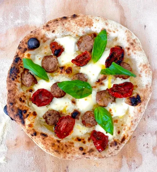 Fermento Pizzaboden belegt mit Salsiccia, Mozzarella, Tomaten und Basilikum
